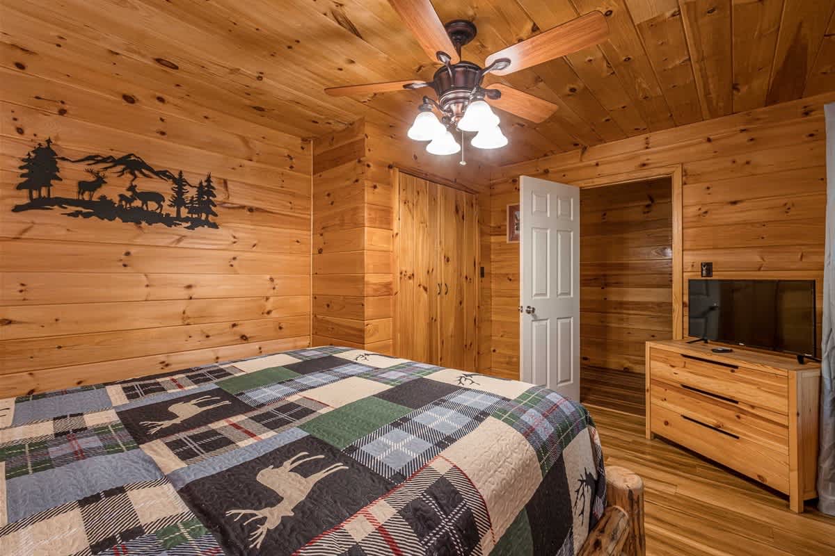 PRIVATE LOG CABIN l PET FRIENDLY | HOT TUB l SAUNA
