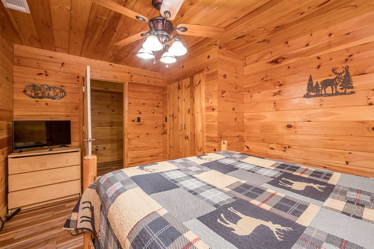 PRIVATE LOG CABIN l PET FRIENDLY | HOT TUB l SAUNA