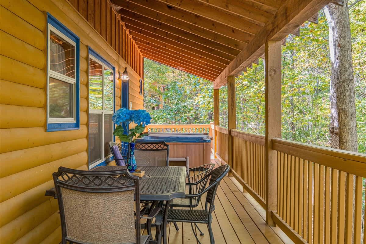 PRIVATE LOG CABIN l PET FRIENDLY | HOT TUB l SAUNA