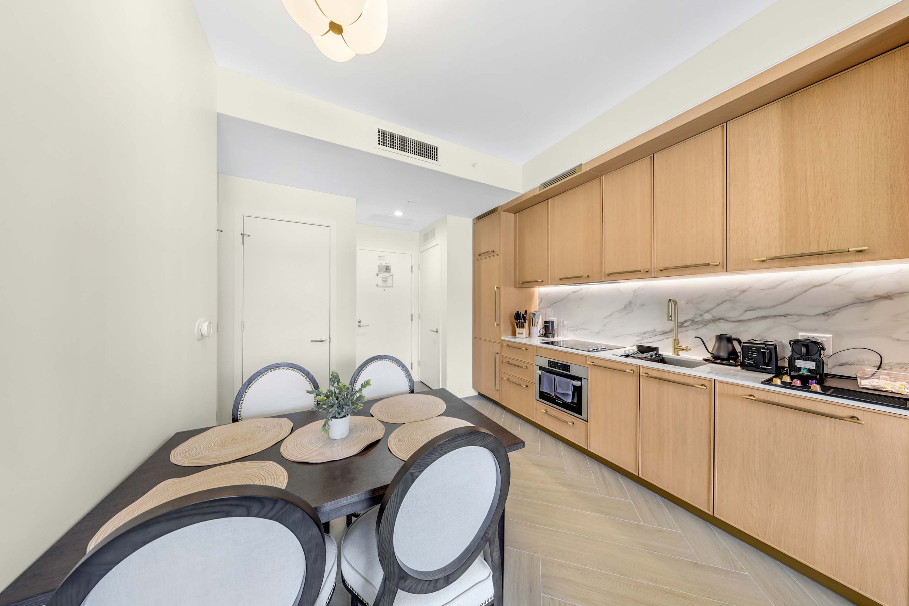 Stylish Condo in Prime Location | RoofPool & Gym