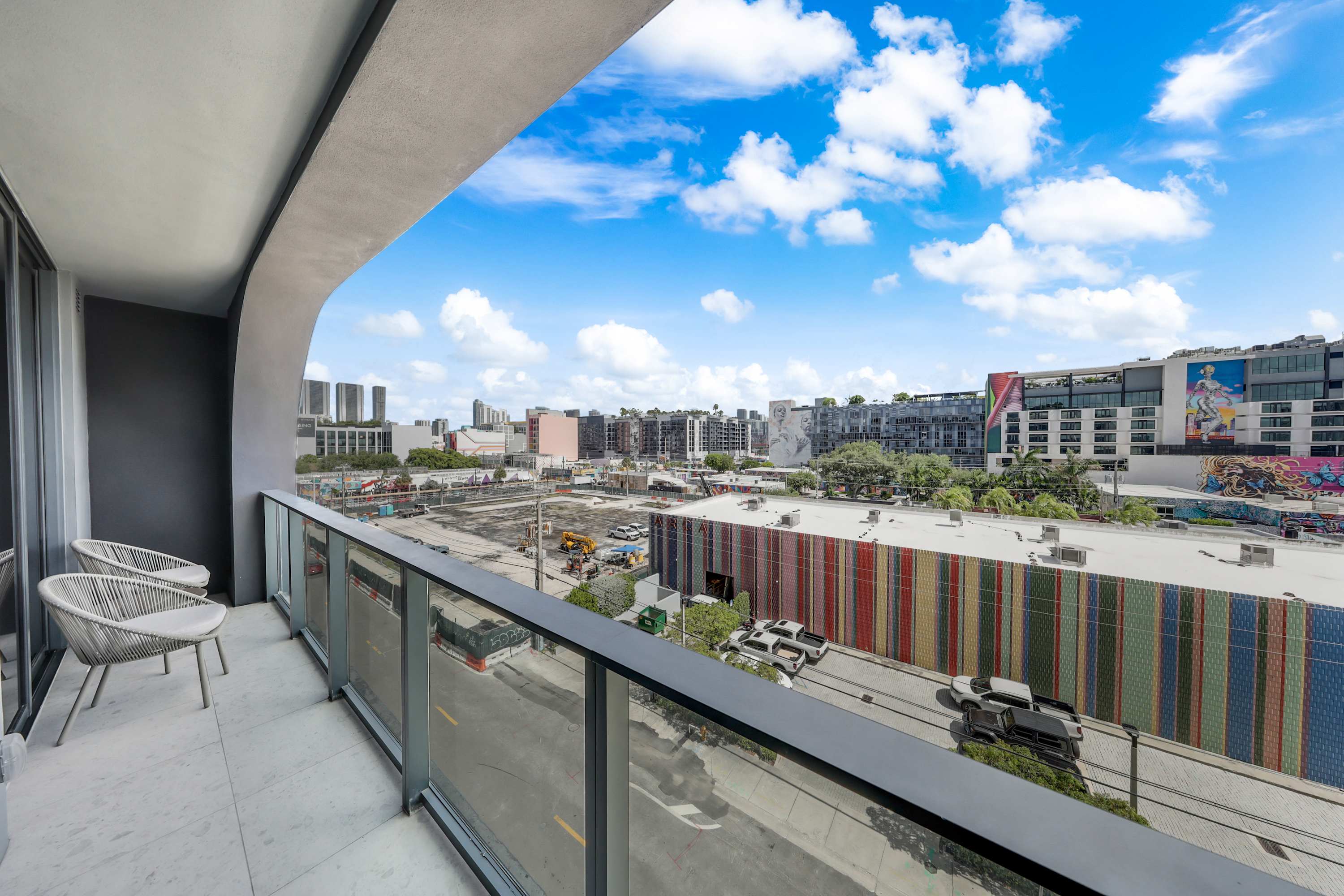 Stylish Condo in Prime Location | RoofPool & Gym