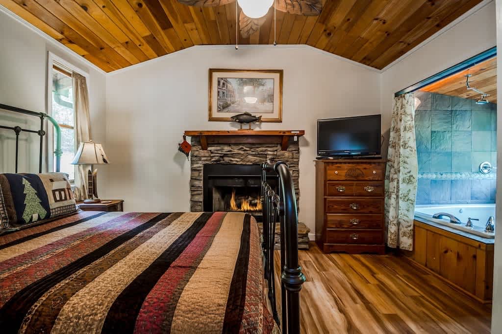 CREEK & GARDEN COTTAGE | CEDAR SAUNA | HOT TUB