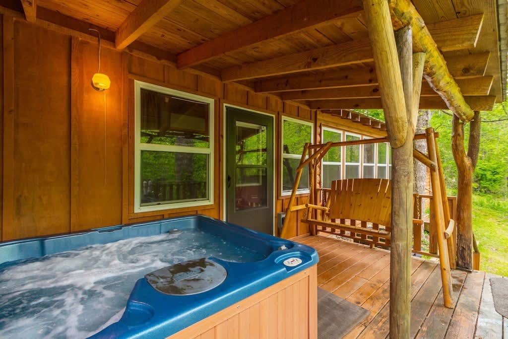 CREEK & GARDEN COTTAGE | CEDAR SAUNA | HOT TUB