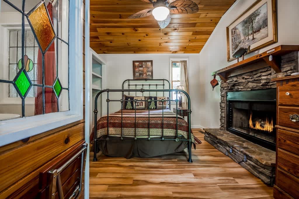 CREEK & GARDEN COTTAGE | CEDAR SAUNA | HOT TUB