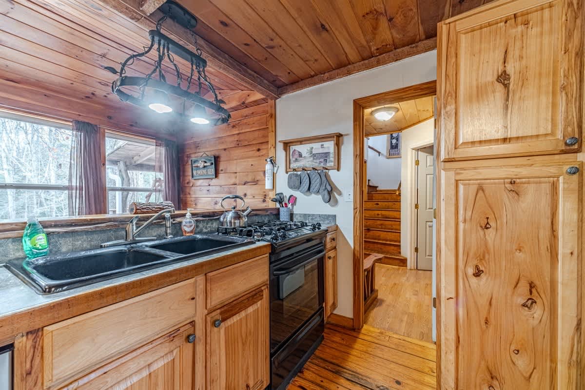 CREEK & GARDEN COTTAGE | CEDAR SAUNA | HOT TUB