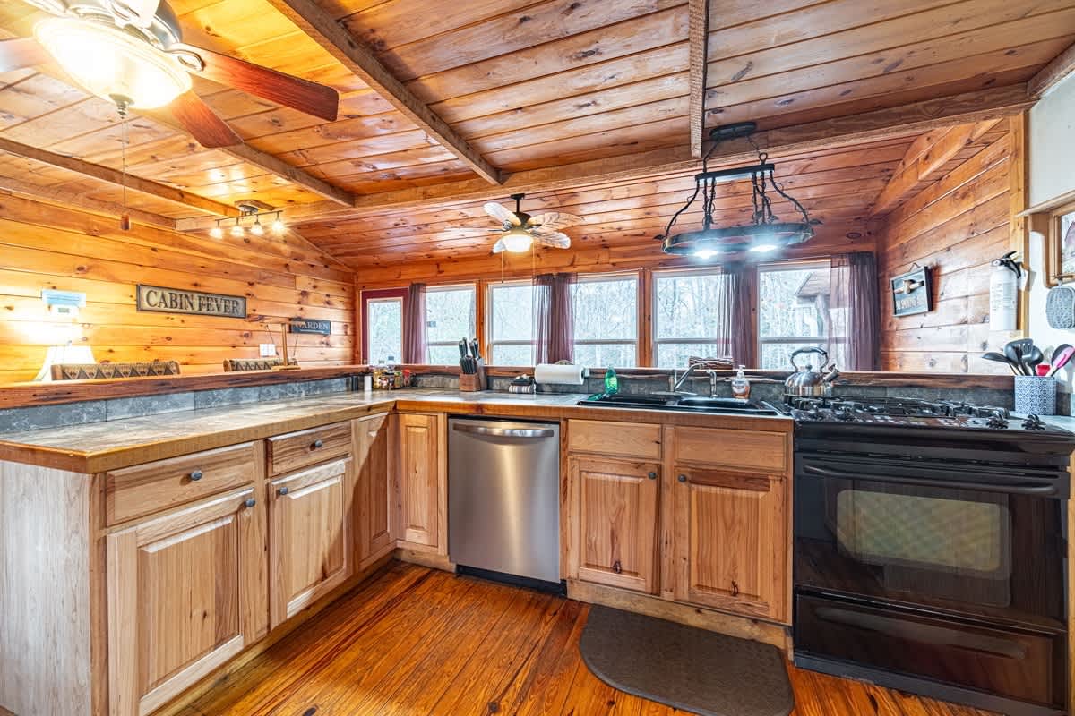 CREEK & GARDEN COTTAGE | CEDAR SAUNA | HOT TUB