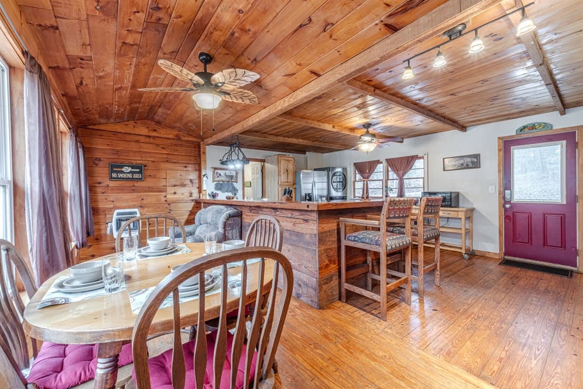 CREEK & GARDEN COTTAGE | CEDAR SAUNA | HOT TUB