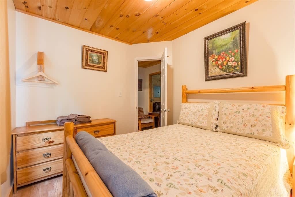 CREEK & GARDEN COTTAGE | CEDAR SAUNA | HOT TUB