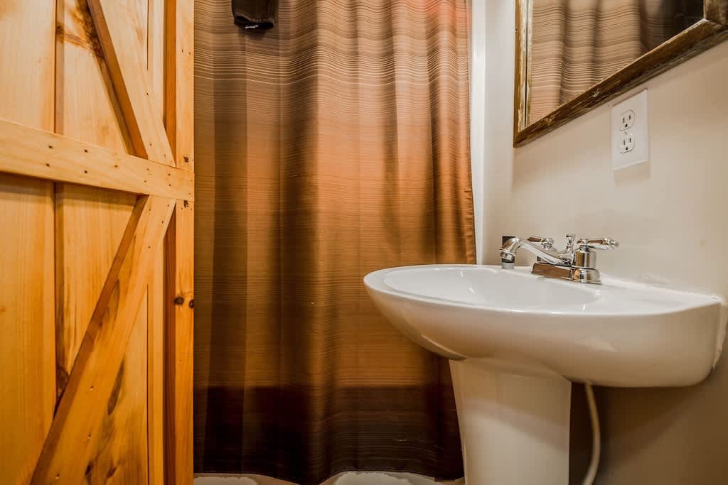 CREEK & GARDEN COTTAGE | CEDAR SAUNA | HOT TUB