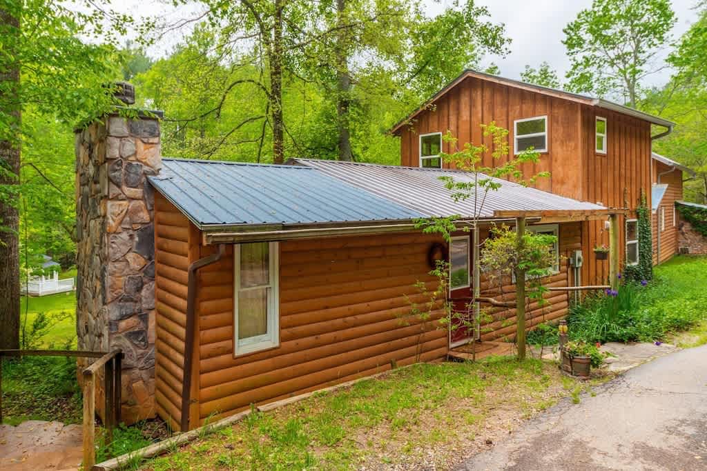 CREEK & GARDEN COTTAGE | CEDAR SAUNA | HOT TUB