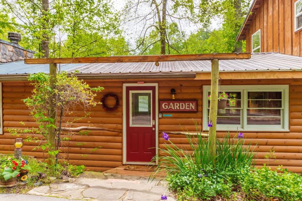 CREEK & GARDEN COTTAGE | CEDAR SAUNA | HOT TUB