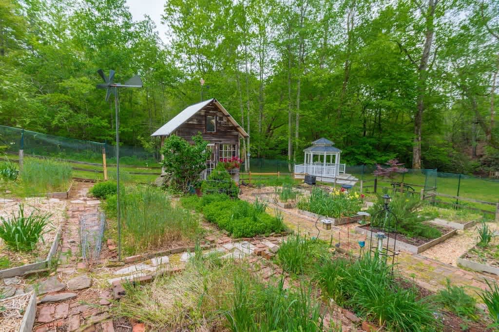 CREEK & GARDEN COTTAGE | CEDAR SAUNA | HOT TUB