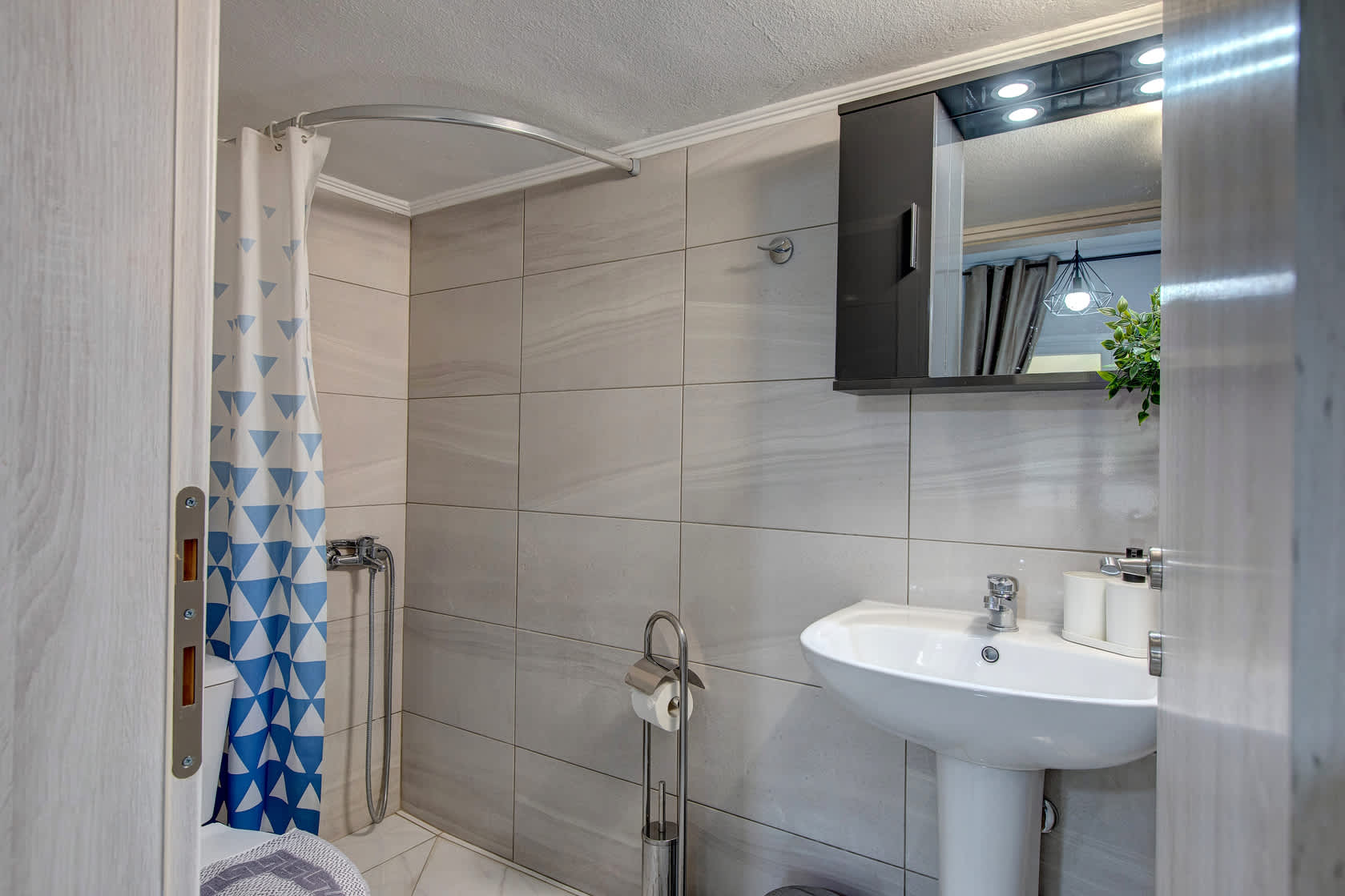 Fresh 1 Bd Apartment with Balcony in Thessaloniki in Thessaloniki — photo 5