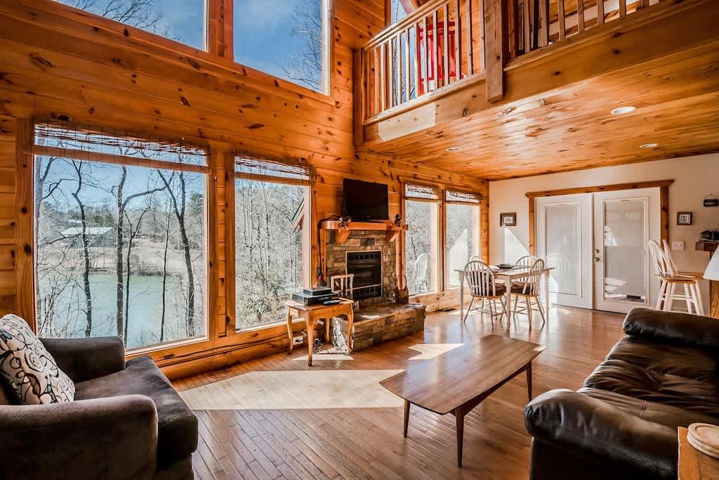 CHARMING LAKE VIEW CABIN |HOT TUB | GAME ROOM |