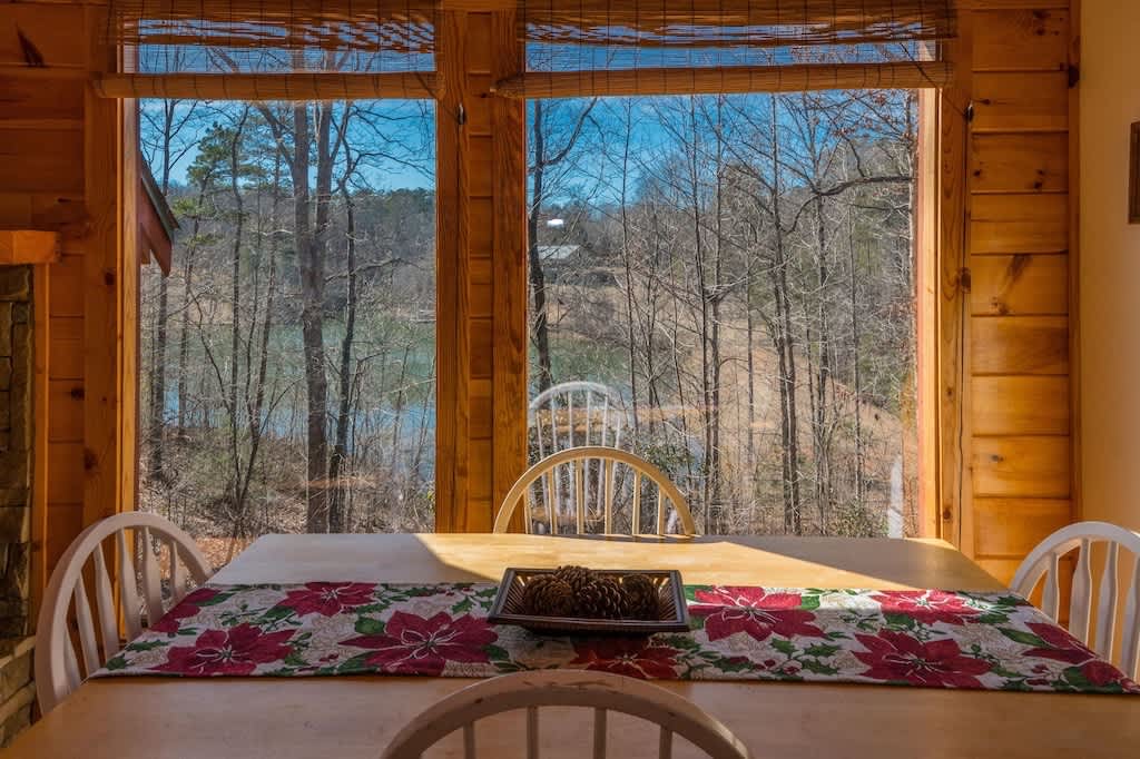 CHARMING LAKE VIEW CABIN |HOT TUB | GAME ROOM |