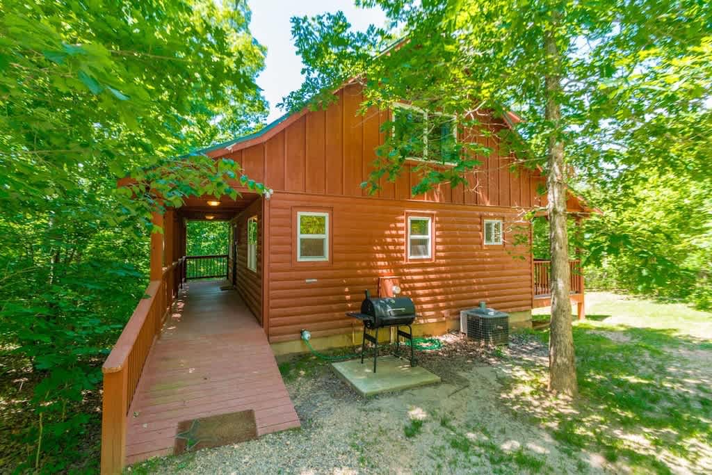 CHARMING LAKE VIEW CABIN |HOT TUB | GAME ROOM |