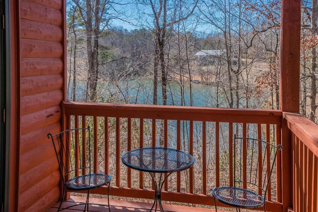 CHARMING LAKE VIEW CABIN |HOT TUB | GAME ROOM |