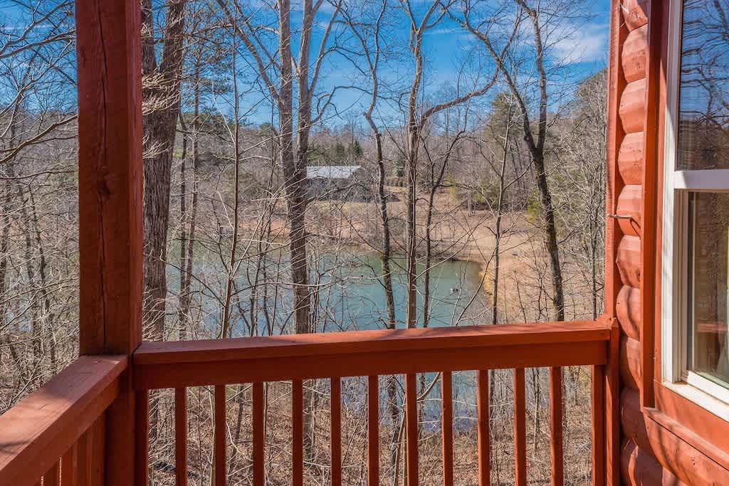 CHARMING LAKE VIEW CABIN |HOT TUB | GAME ROOM |