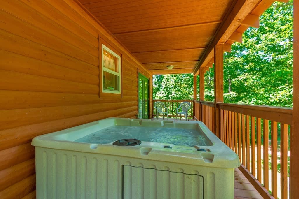 CHARMING LAKE VIEW CABIN |HOT TUB | GAME ROOM |