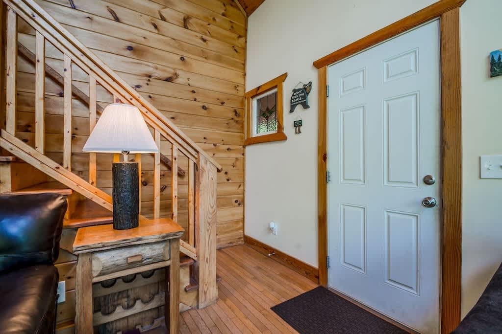 CHARMING LAKE VIEW CABIN |HOT TUB | GAME ROOM |