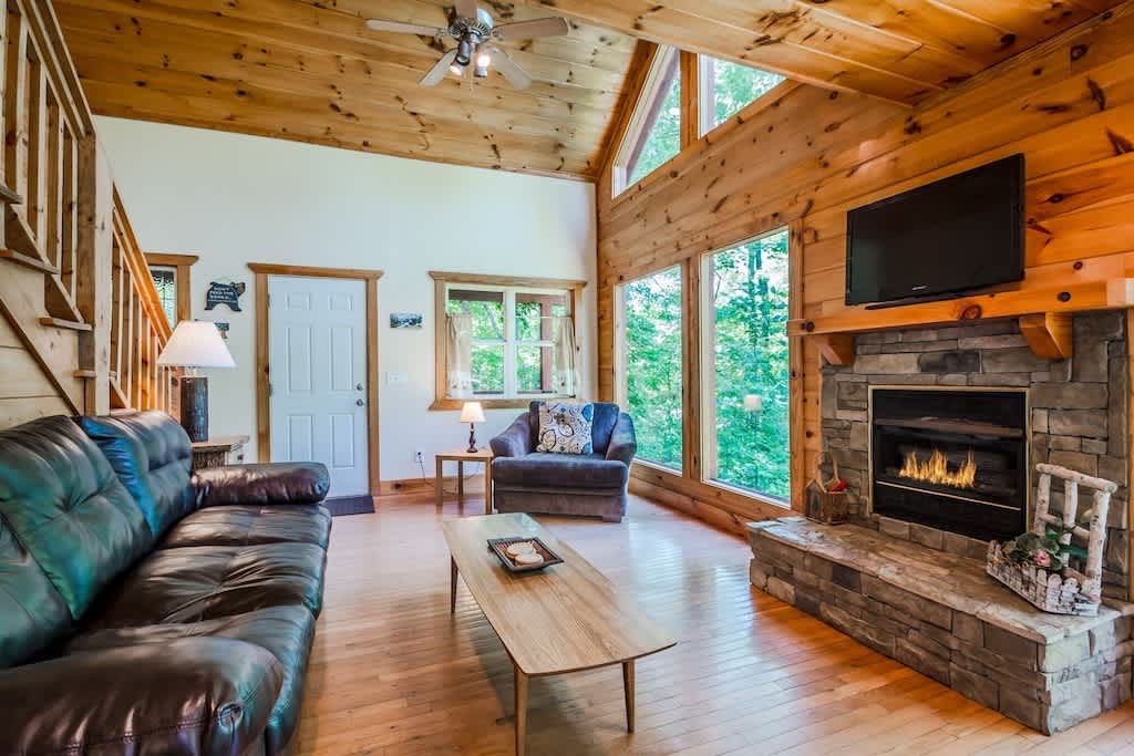 CHARMING LAKE VIEW CABIN |HOT TUB | GAME ROOM |