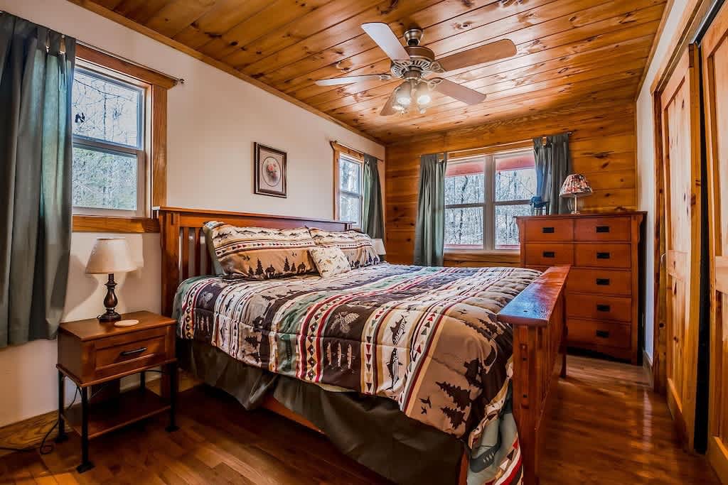 CHARMING LAKE VIEW CABIN |HOT TUB | GAME ROOM |