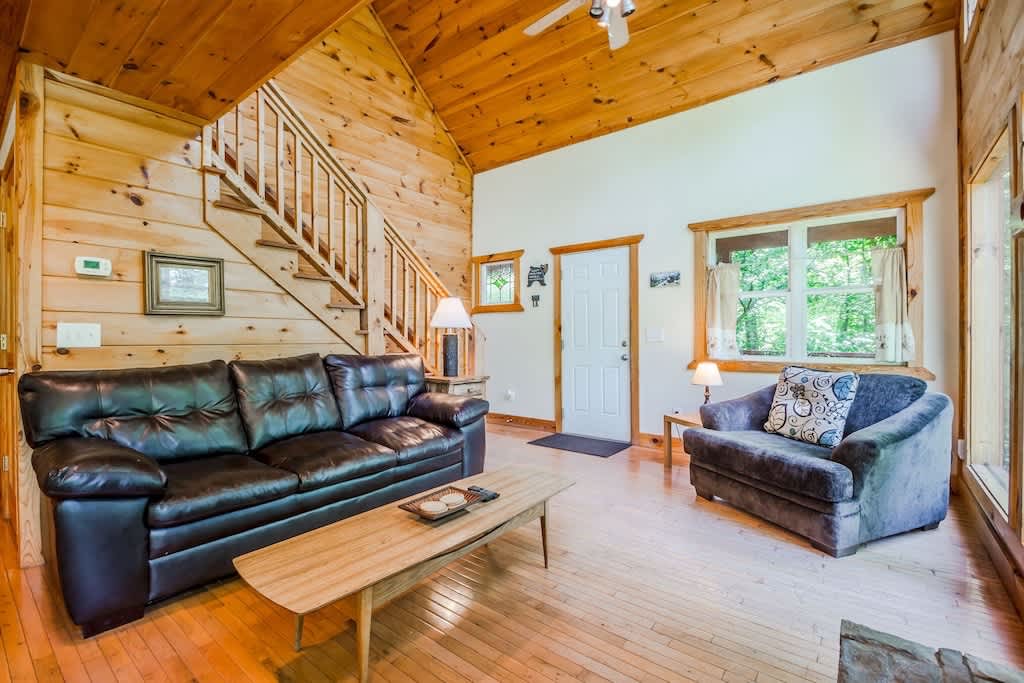 CHARMING LAKE VIEW CABIN |HOT TUB | GAME ROOM |