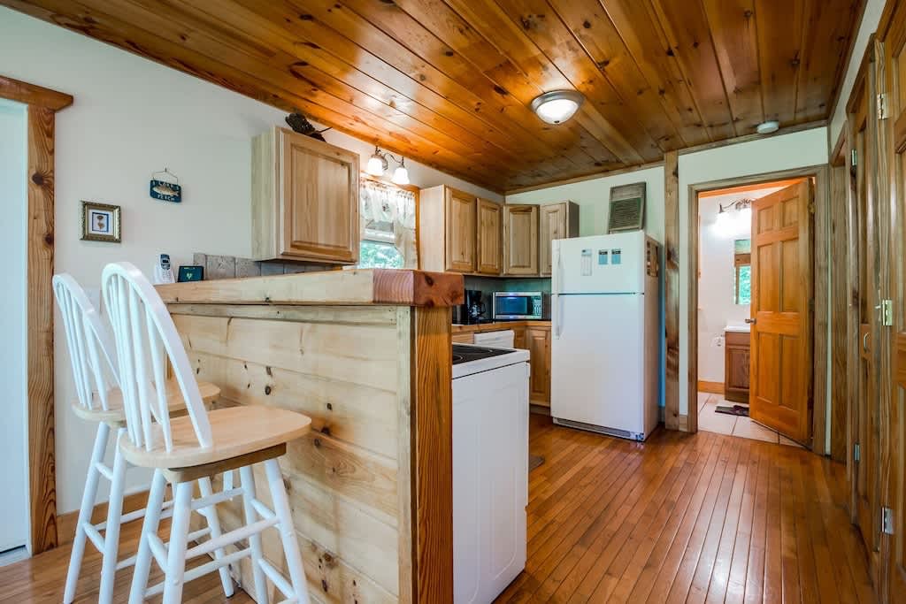 CHARMING LAKE VIEW CABIN |HOT TUB | GAME ROOM |