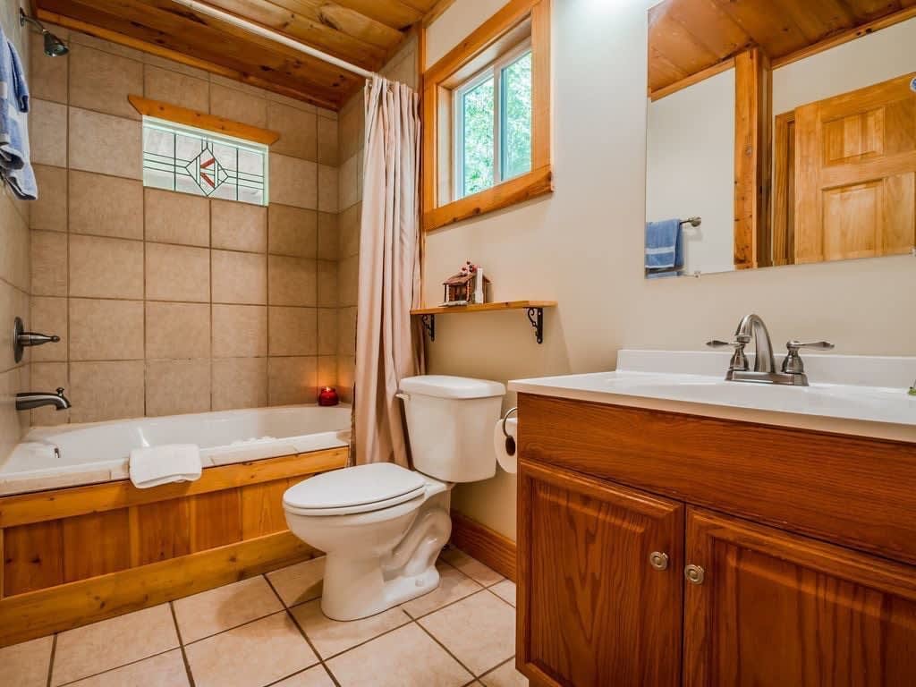 CHARMING LAKE VIEW CABIN |HOT TUB | GAME ROOM |