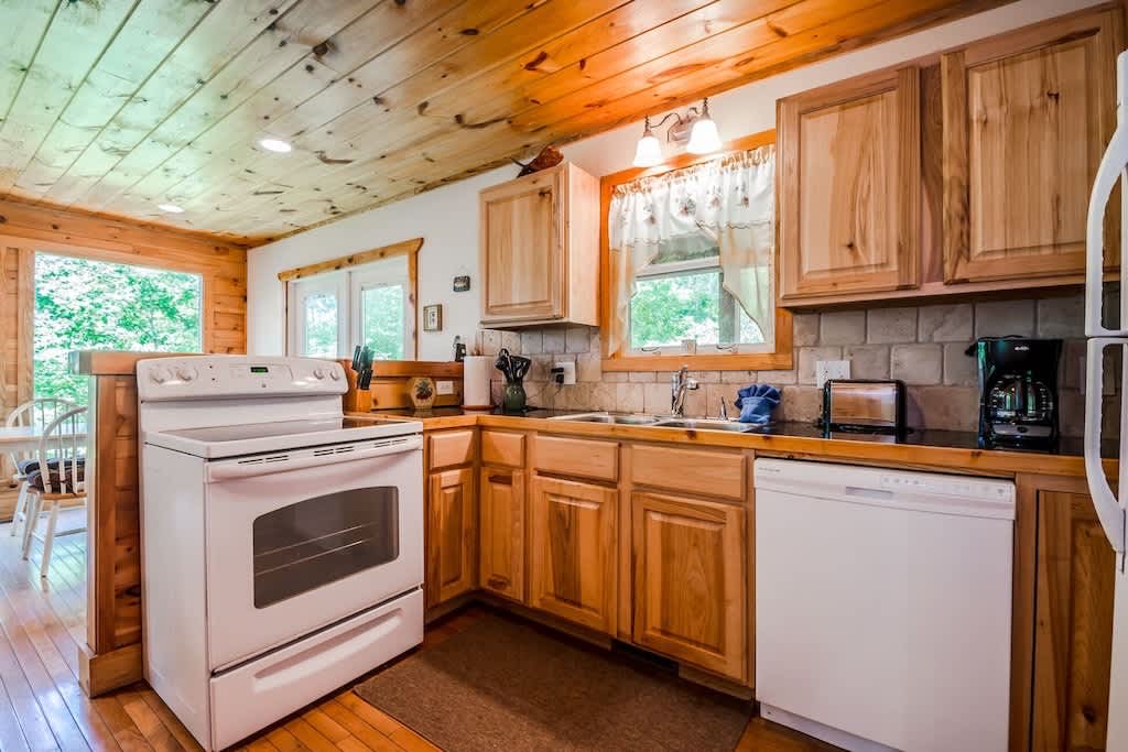CHARMING LAKE VIEW CABIN |HOT TUB | GAME ROOM |
