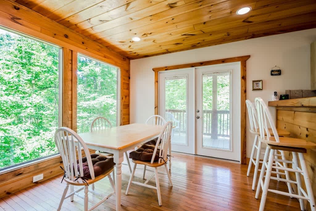 CHARMING LAKE VIEW CABIN |HOT TUB | GAME ROOM |