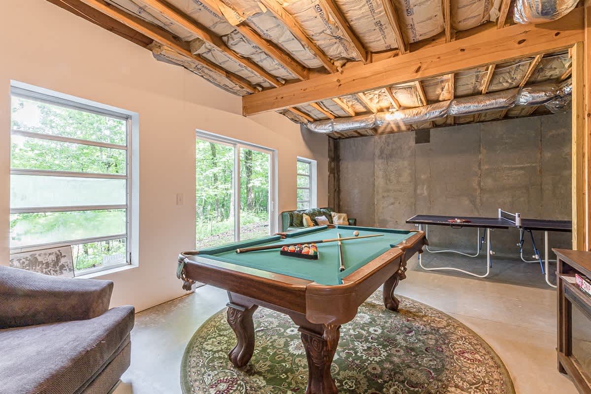 CHARMING LAKE VIEW CABIN |HOT TUB | GAME ROOM |