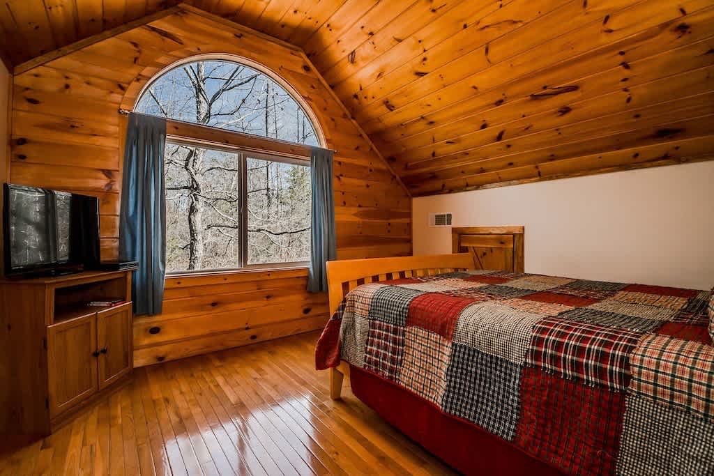 CHARMING LAKE VIEW CABIN |HOT TUB | GAME ROOM |