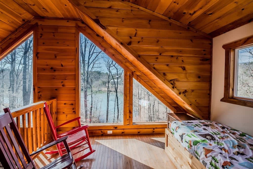 CHARMING LAKE VIEW CABIN |HOT TUB | GAME ROOM |