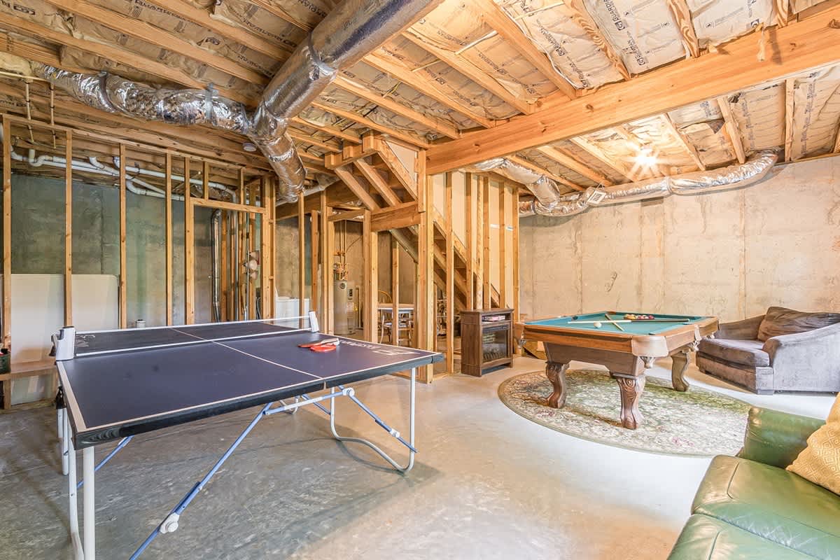 CHARMING LAKE VIEW CABIN |HOT TUB | GAME ROOM |