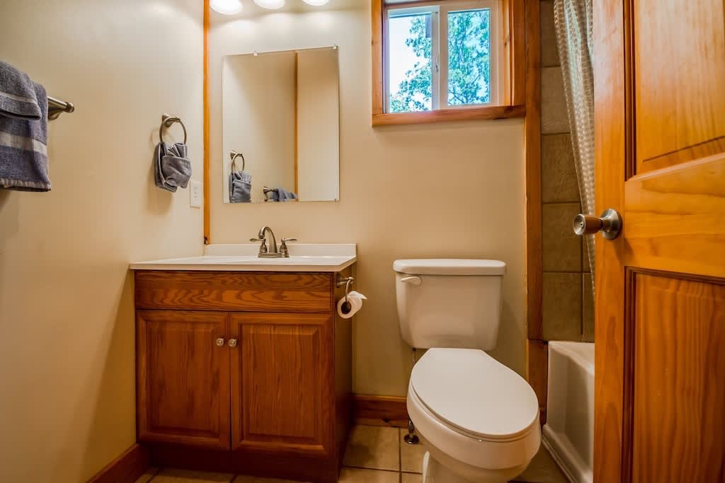 CHARMING LAKE VIEW CABIN |HOT TUB | GAME ROOM |