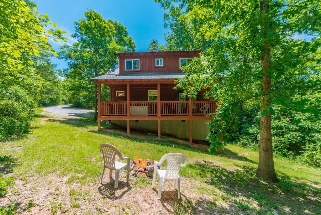 CHARMING LAKE VIEW CABIN |HOT TUB | GAME ROOM |