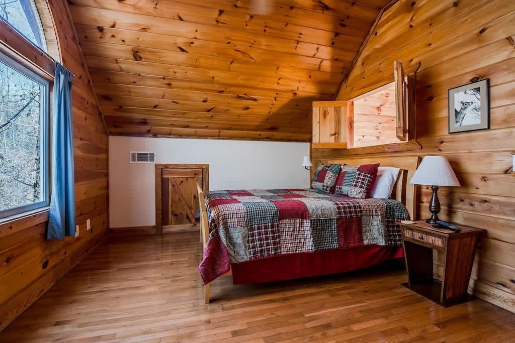 CHARMING LAKE VIEW CABIN |HOT TUB | GAME ROOM |
