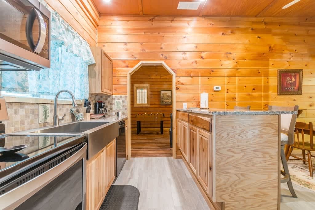 FERN MEADOW |CUSTOM ROCK SHOWER | JETTED TUB |