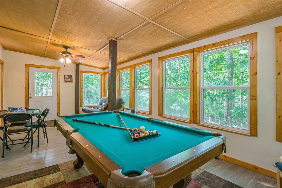 DELUXE FAMILY CABIN | HOT TUB | GAME ROOM |