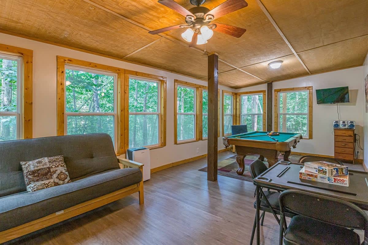 DELUXE FAMILY CABIN | HOT TUB | GAME ROOM |
