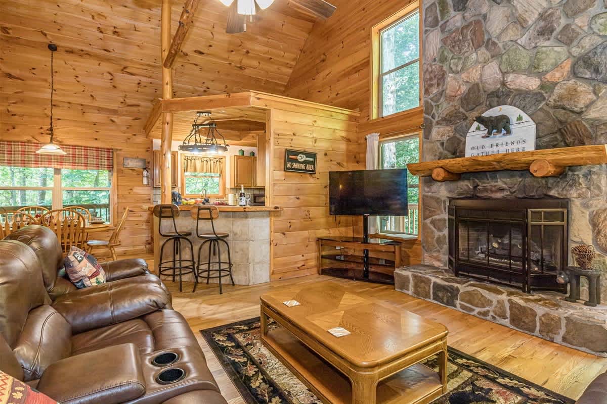 DELUXE FAMILY CABIN | HOT TUB | GAME ROOM |