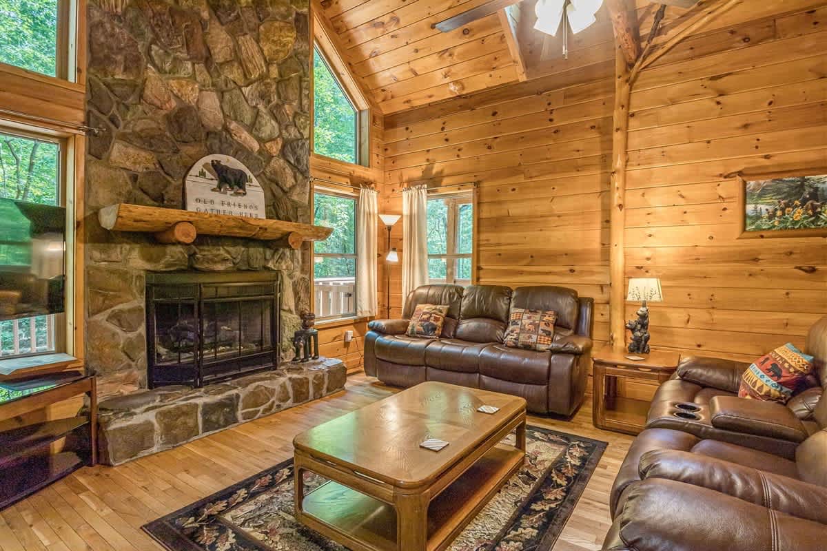 DELUXE FAMILY CABIN | HOT TUB | GAME ROOM |