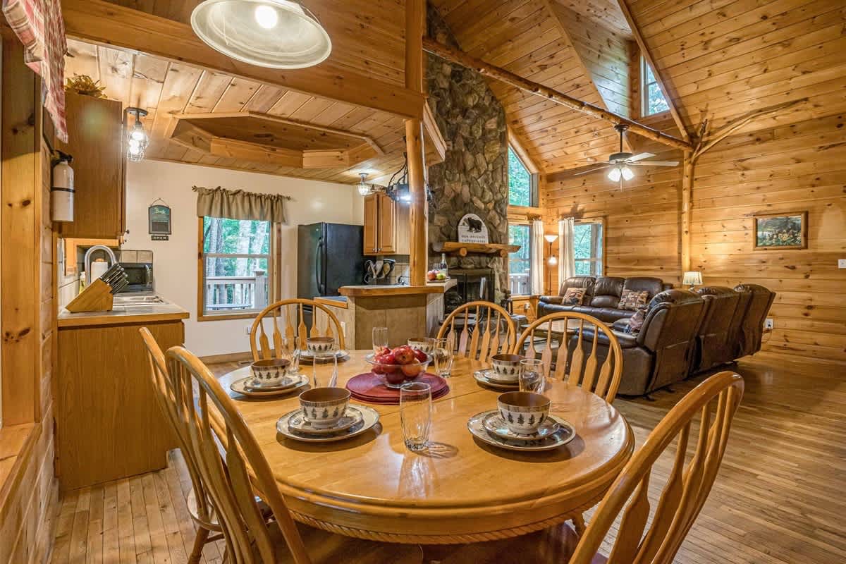 DELUXE FAMILY CABIN | HOT TUB | GAME ROOM |