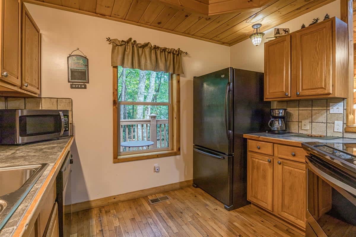 DELUXE FAMILY CABIN | HOT TUB | GAME ROOM |