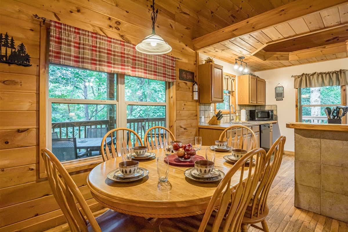 DELUXE FAMILY CABIN | HOT TUB | GAME ROOM |