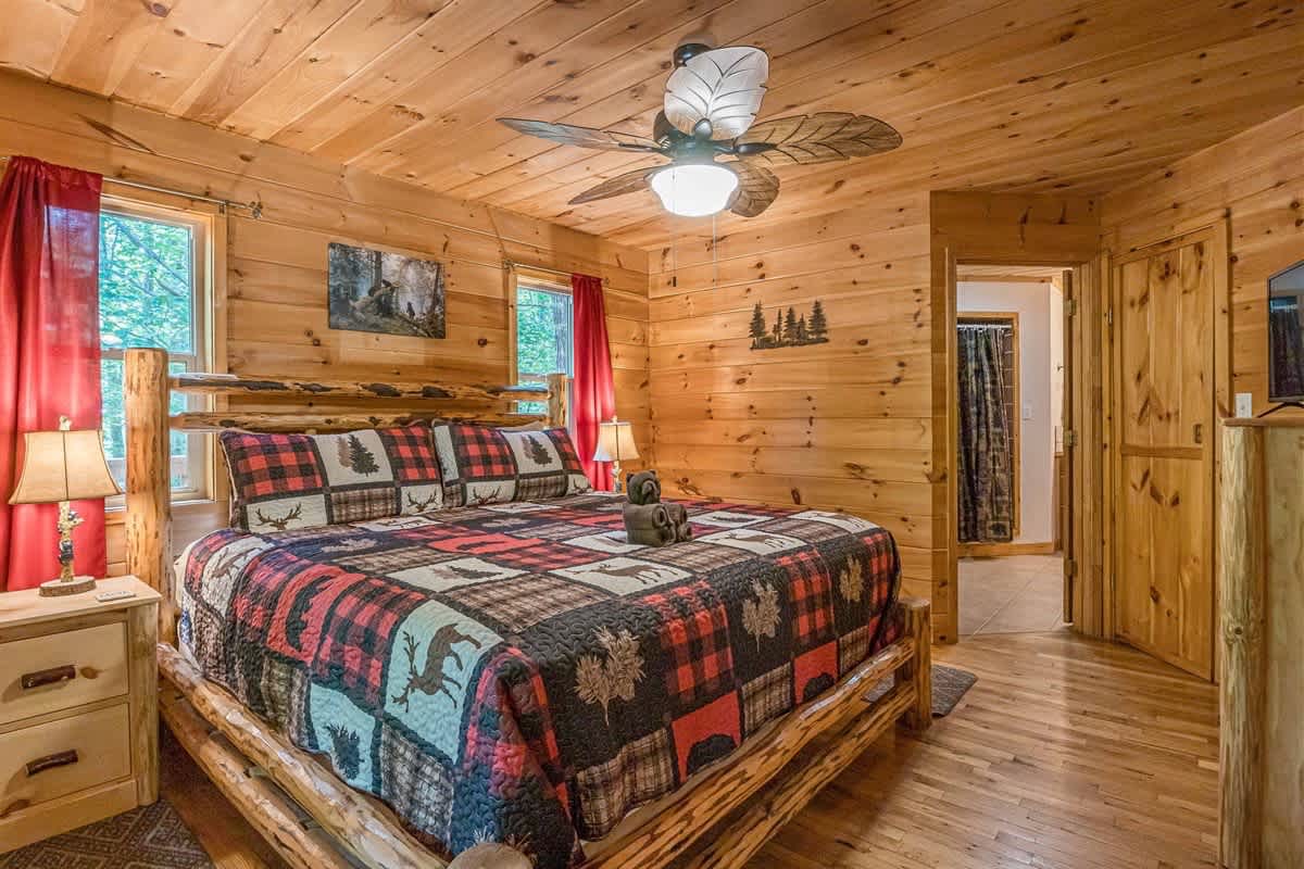 DELUXE FAMILY CABIN | HOT TUB | GAME ROOM |