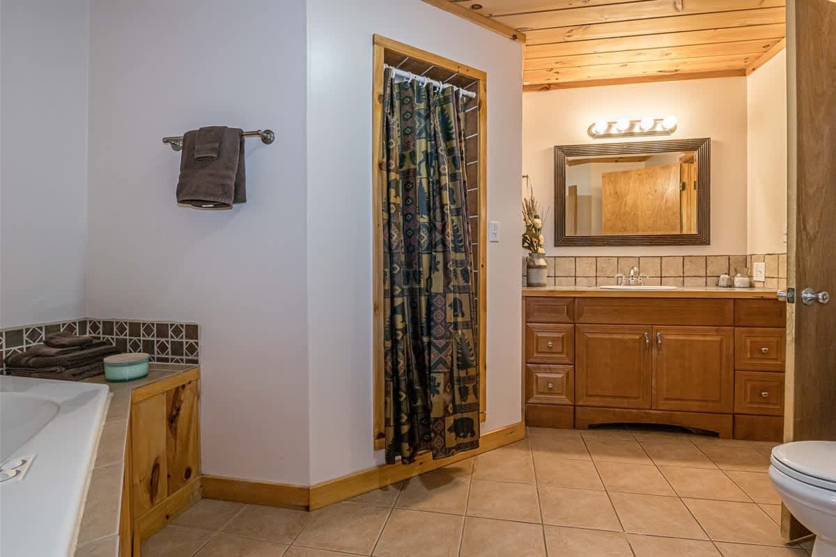 DELUXE FAMILY CABIN | HOT TUB | GAME ROOM |