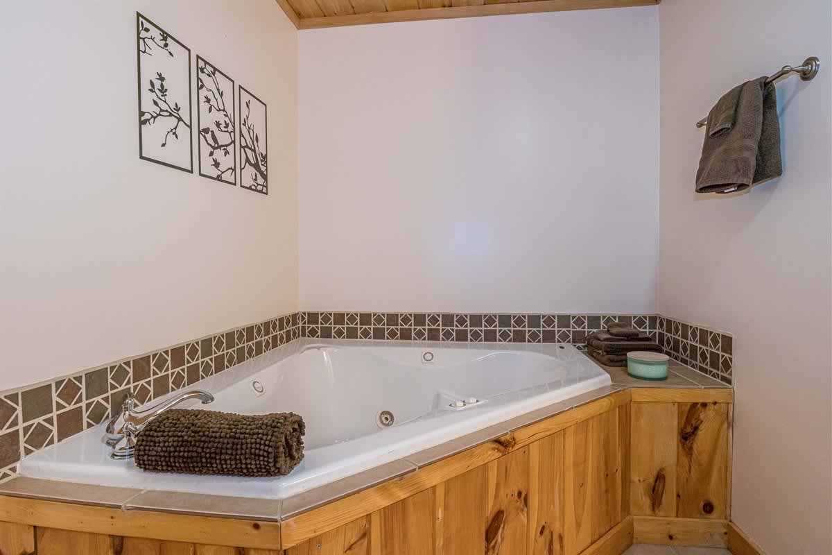 DELUXE FAMILY CABIN | HOT TUB | GAME ROOM |