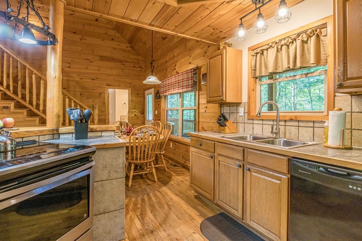 DELUXE FAMILY CABIN | HOT TUB | GAME ROOM |